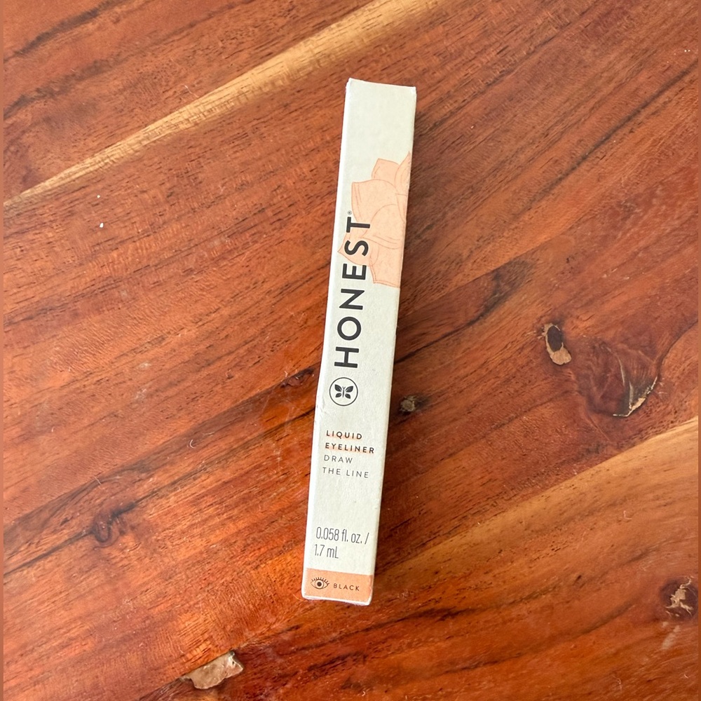 Honest Liquid Eyeliner - Black - Picture 3 of 4